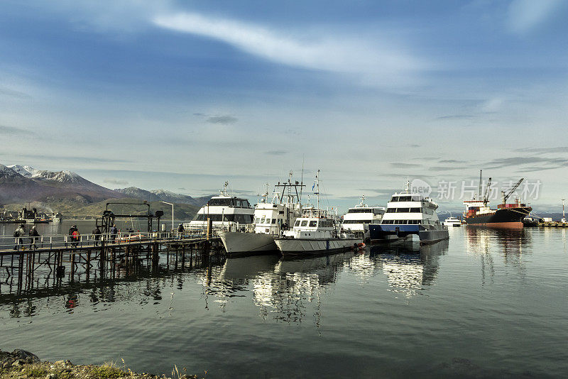 乌斯怀亚港是世界上最南端的城市，这里有游船、运动船和货船。阿根廷巴塔哥尼亚火地岛。