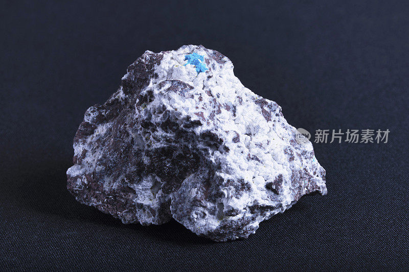 五角石原料的特写。五角石是一种稀有的硅酸盐矿物