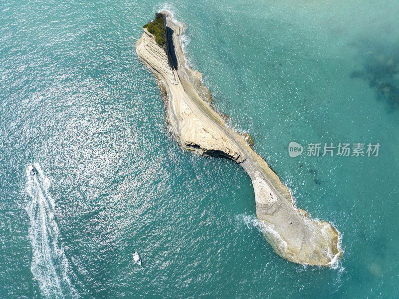 俯瞰阿波特里皮蒂海滩附近大海和美人鱼岩石的悬崖鸟瞰图。科孚岛,希腊