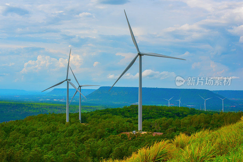 清晨蓝天碧海，群山环抱，风力发电机组风光秀丽，阳光明媚的清晨，风力发电机组，绿色能源理念。