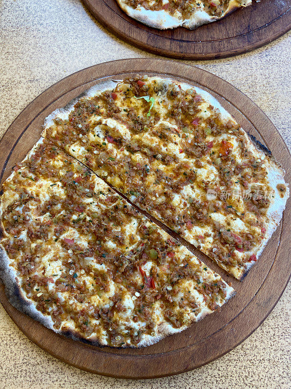 Lahmacun，土耳其食物Lahmacun在餐厅的桌子上