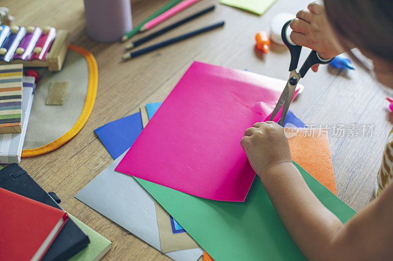 幼儿园小孩使用剪刀和学校用品