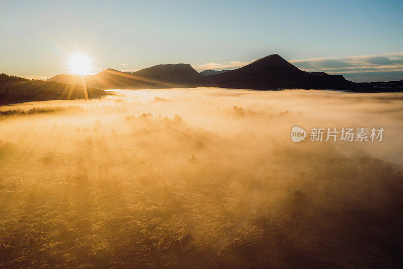 在挪威壮丽的湖泊和森林上的日出云的风景