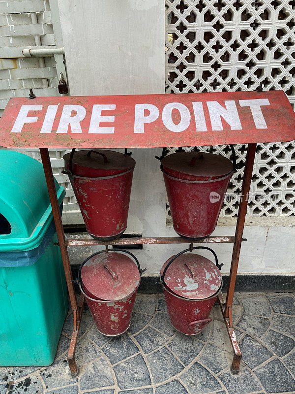 金属架子上的火点标志形象，四个吊带盖的砂桶，消防安全概念