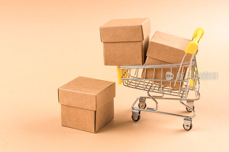 浅棕色背景的购物托盘和用于储存或运输的纸盒。可持续包装理念。模型图片