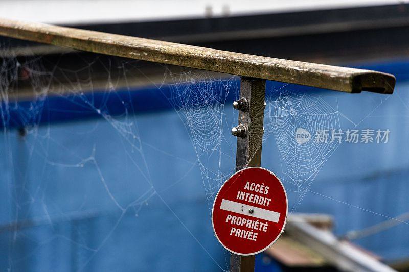 红色的禁止入内标志，上面盖着蜘蛛网