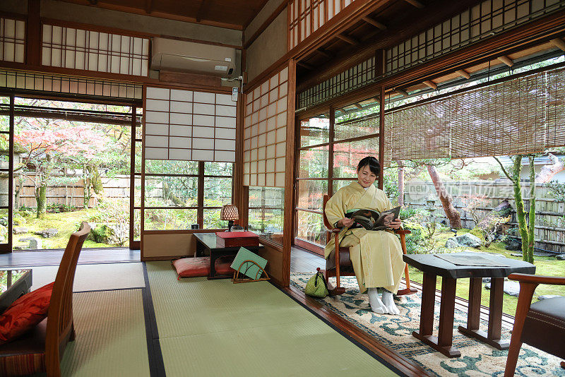 日本女士在传统日式旅馆的房间放松