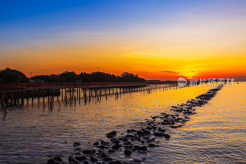 海岸和木桥，日出时的木桥和海岸线，日落时的海上木桥