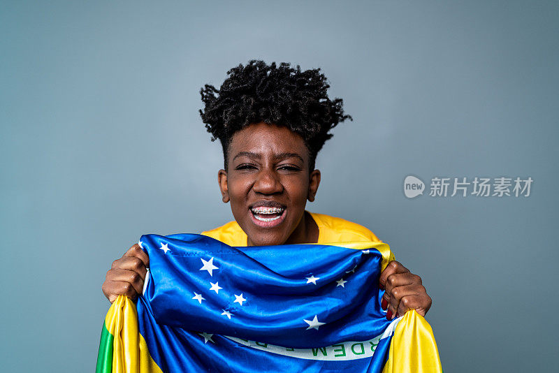 一名年轻女子手持巴西国旗的肖像