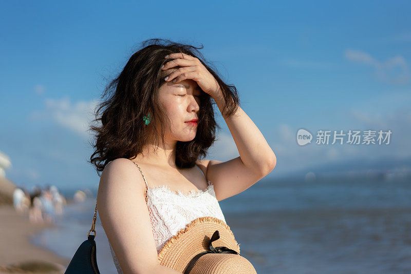 美丽的女士在海边玩得很开心