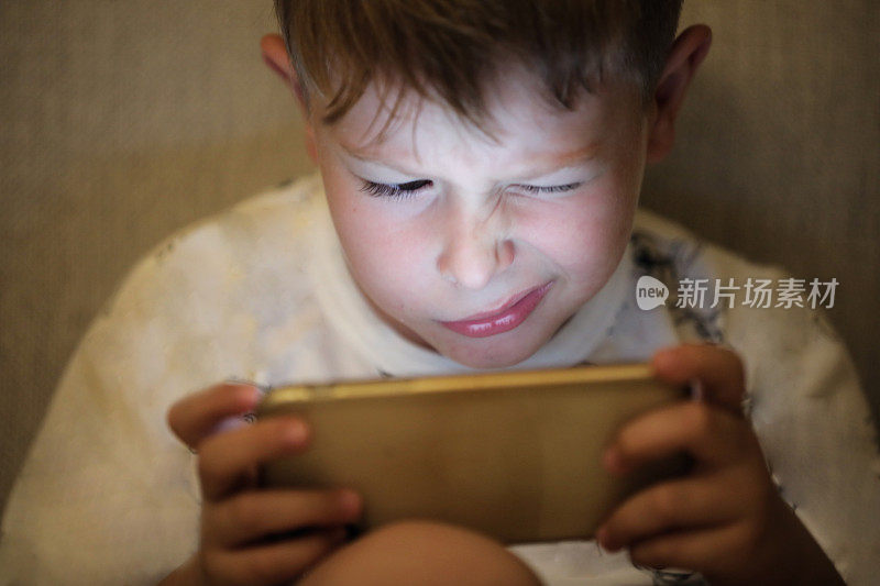 近视症状，儿童用手机玩电子游戏