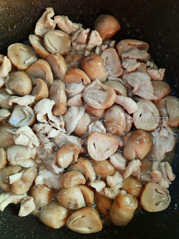 炒菜炒香菇配鸡肉。