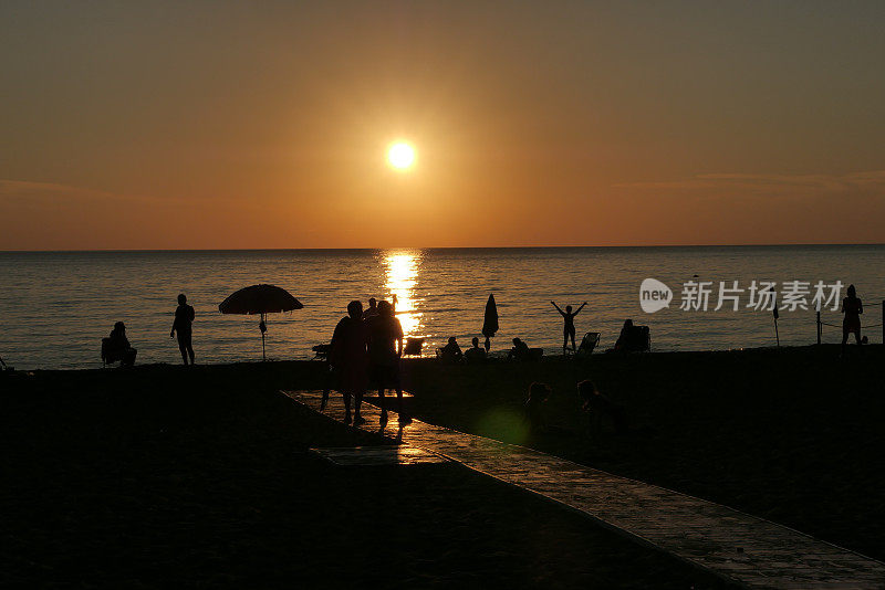 海滩上的日落——卡斯塔涅托·卡杜契的玛丽安