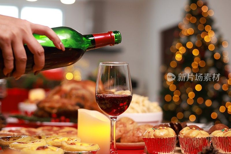 在圣诞节或聚会庆祝活动时，将红葡萄酒倒入酒杯中，端上餐桌