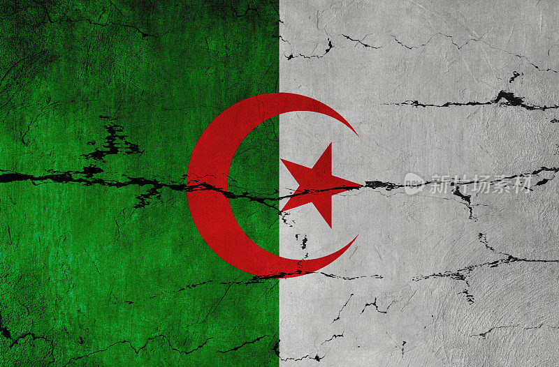 裂缝墙上的阿尔及利亚国旗