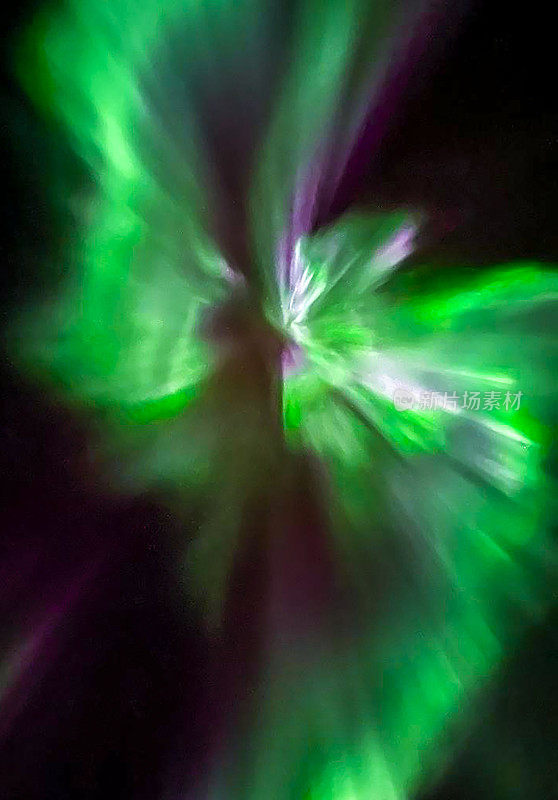 拉普兰夜空中的北极光。