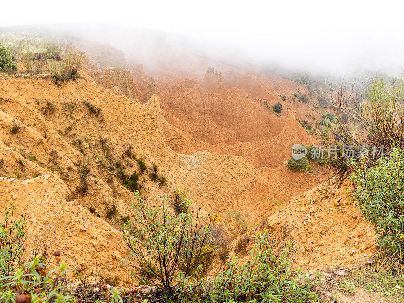 几个世纪以来，瓜达拉省和西班牙马德里之间的山谷被侵蚀，被称为拉斯卡卡瓦斯，被雾覆盖