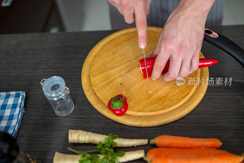 准备蔬菜沙拉原料的男子