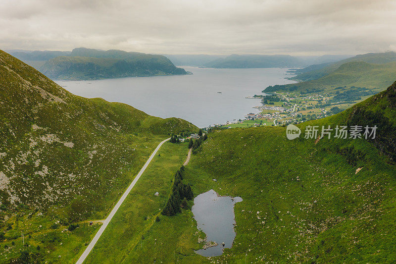 鸟瞰挪威夏季山地公路的海景风景