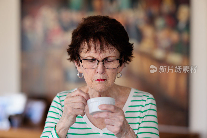 女人不确定她将要吃的食物。