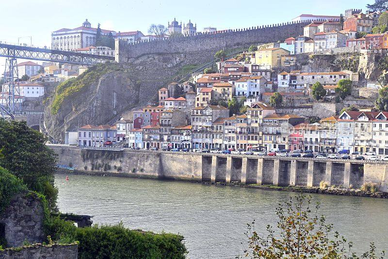 位于葡萄牙波尔图市和盖亚新城之间的美丽的路易斯一世桥