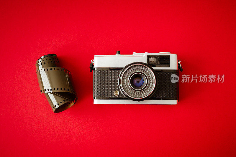红色背景的老式胶片相机