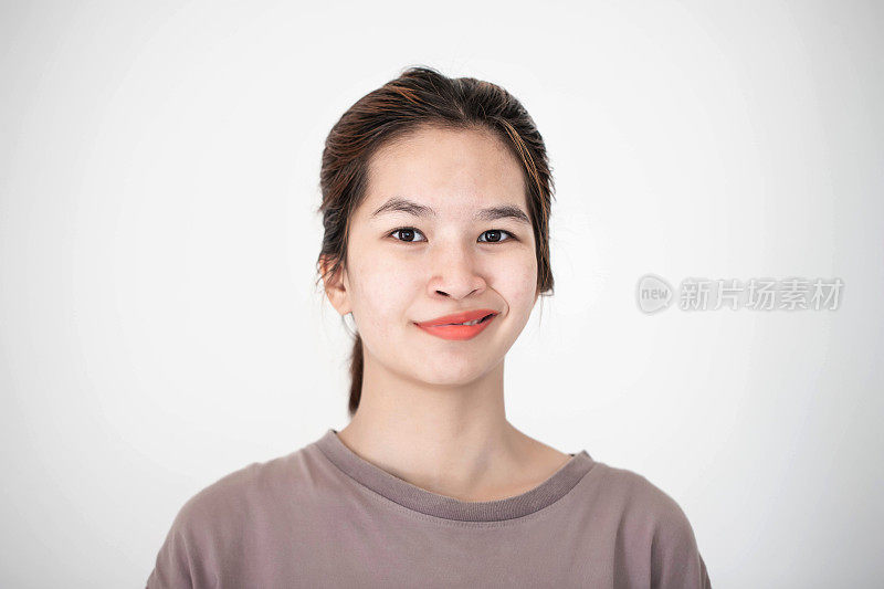 美丽的年轻亚洲女人长头发干净新鲜的皮肤。面部护理，面部治疗，美容，美容和健康皮肤和美容理念的概念。