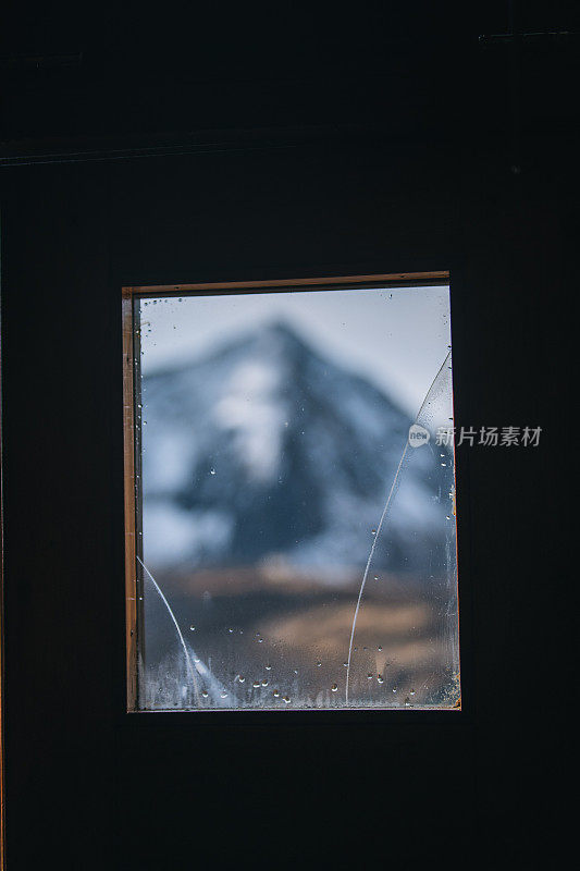 透过窗户眺望白雪皑皑的山峰