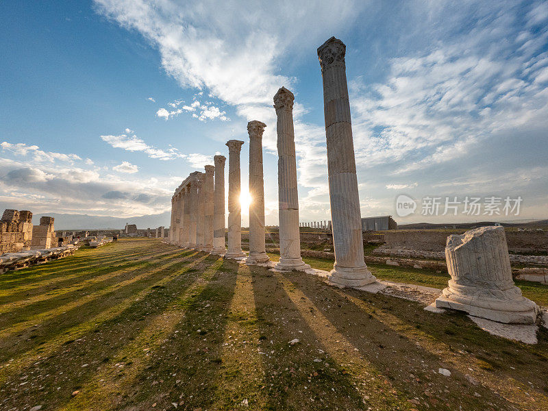 吕库斯河畔的老底嘉古遗址和建筑柱后的日落，Pamukkale