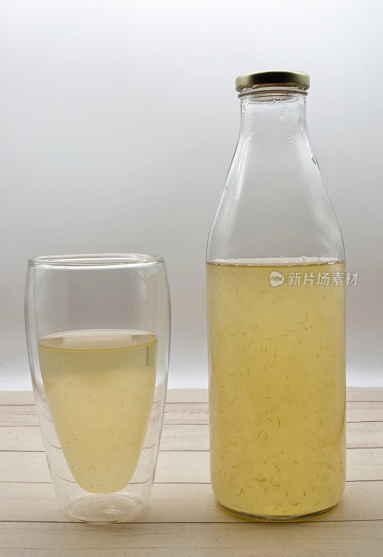 玻璃瓶有机芦荟生物膳食补充剂。芦荟是一种因其潜在的健康益处而被用于膳食补充剂的植物。