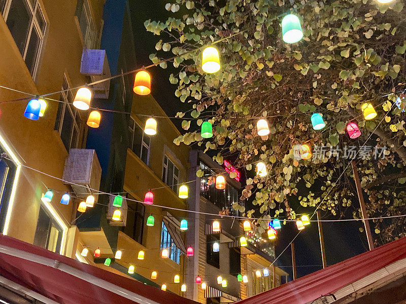 土耳其-伊斯坦布尔-老城区的小街，彩灯闪烁