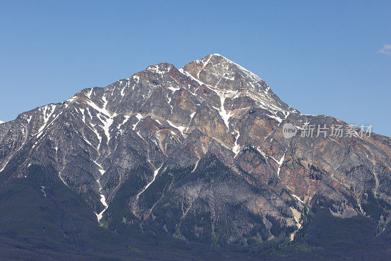 金字塔山在贾斯珀国家公园，加拿大落基山脉，阿尔伯塔，加拿大