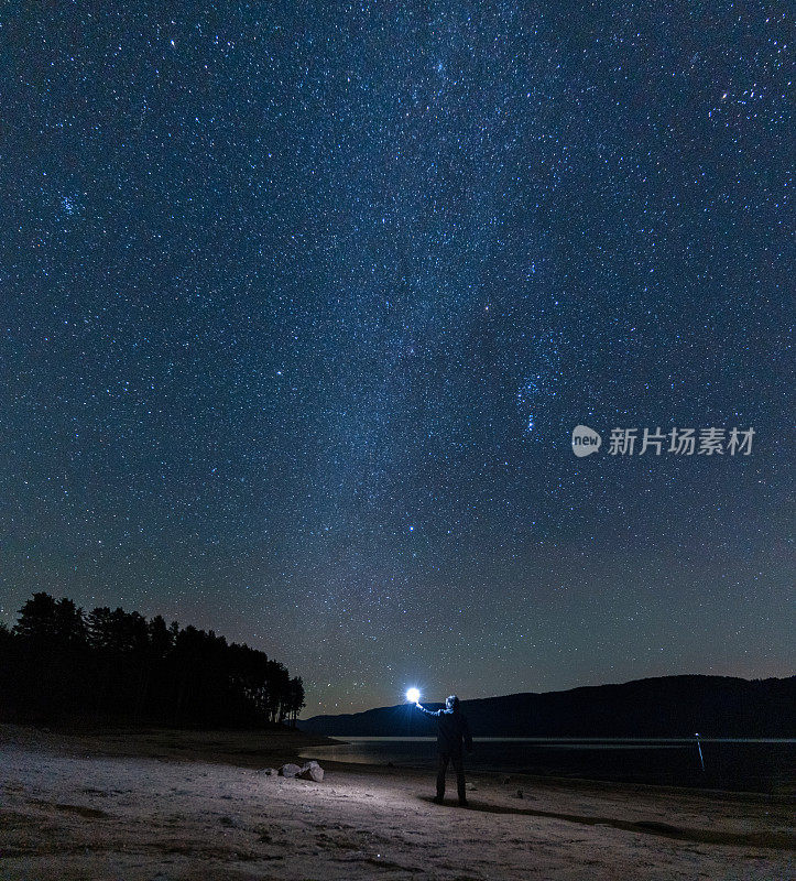 人在夜晚仰望星空。远离这一切。