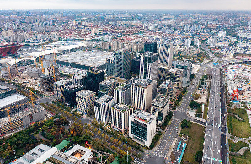 中国上海市中心密集的办公楼鸟瞰图