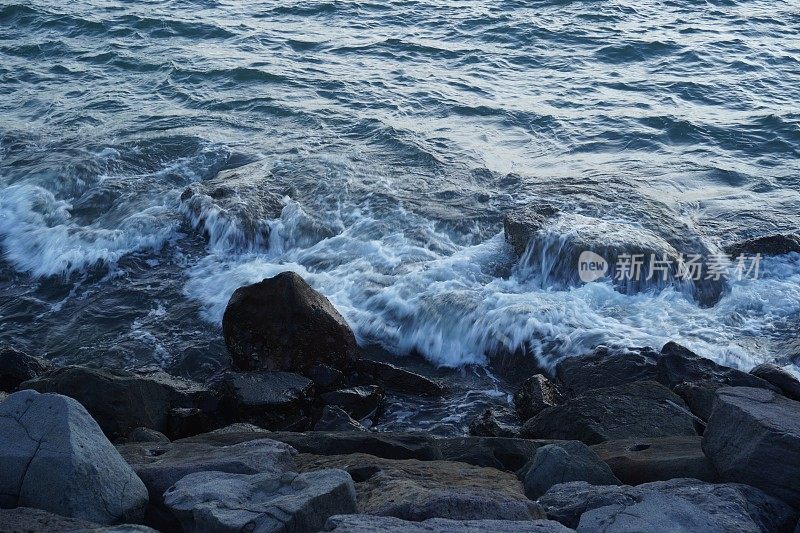 海浪撞击沙滩石头的颜色和纹理