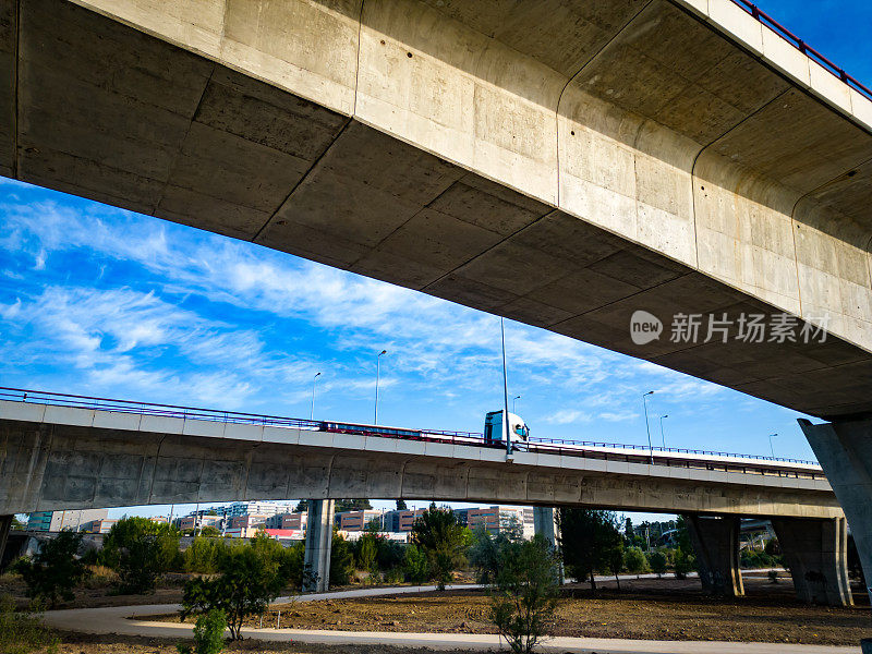 航拍图像在里斯本旁边的高架桥上的高速公路和不同的连接与其他目的地