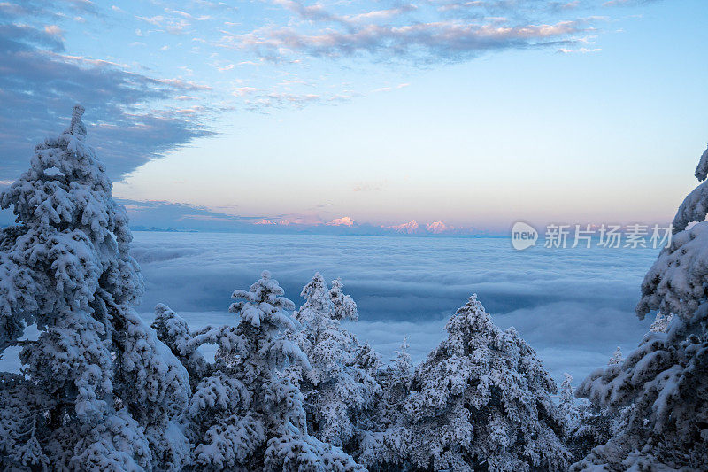 冬季航拍白雪覆盖的峨眉山，四川峨眉山的金顶(华藏寺)，中国著名的佛教名山