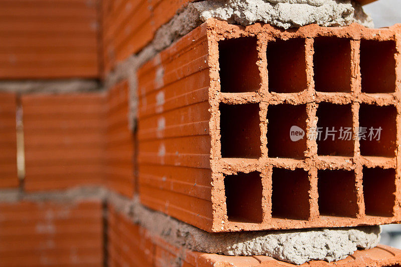 正在建设的建筑。外墙砖和水泥墙的细节