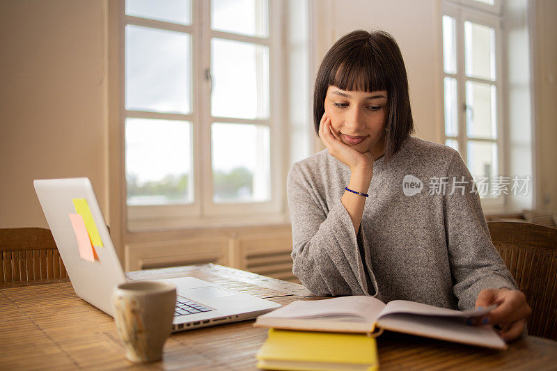 快乐的年轻女子正在网上学习