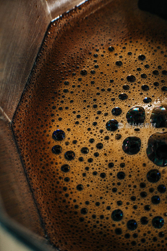 摩卡壶制作浓缩咖啡的特写镜头