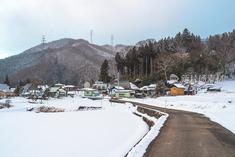 日本长野县村庄的冬季景色