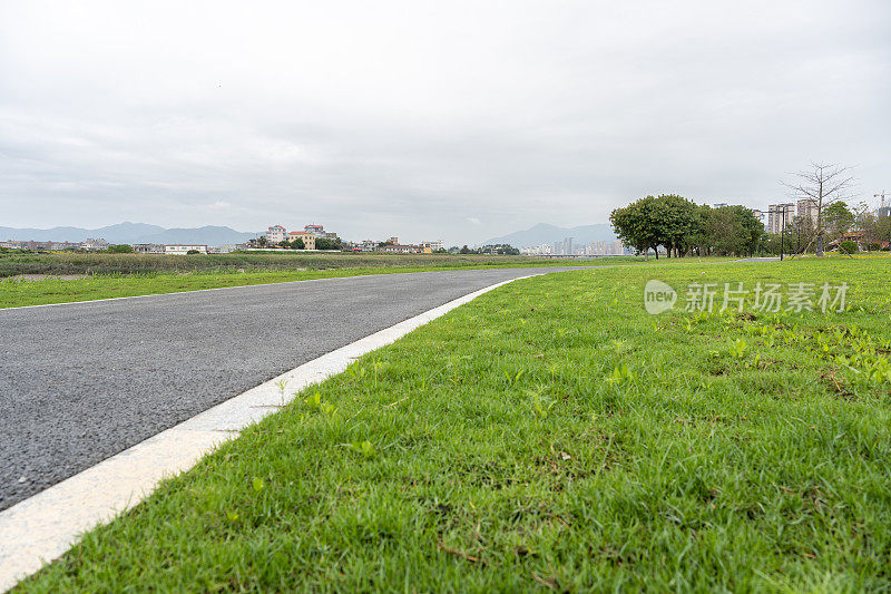 公园的小路紧挨着城市住宅区