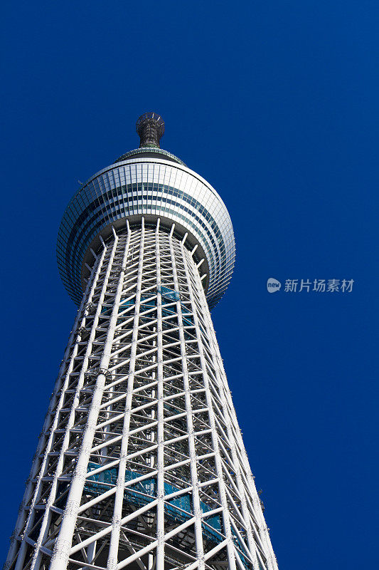 仰望蓝天下的东京天空树，东京隅田