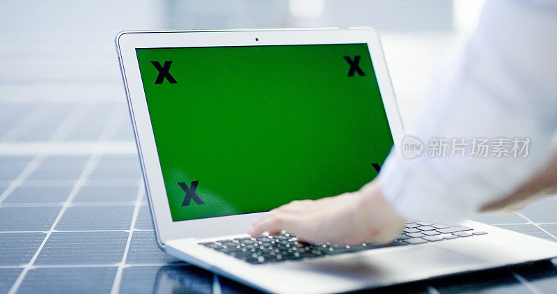 绿色屏幕，chromakey和复制空间与跟踪标记在笔记本电脑屏幕上的广告或营销。产品植入和数字业务，提高品牌知名度和用键盘打字