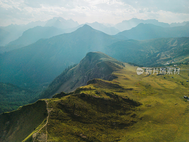 夏季日落时白云石山脉的鸟瞰图