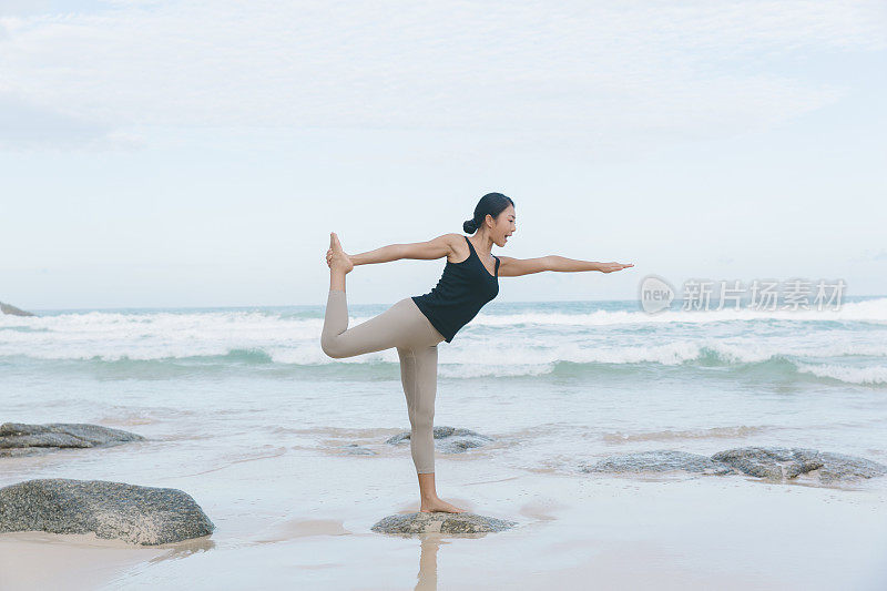 海滨禅:女人在瑜伽练习中找到平静