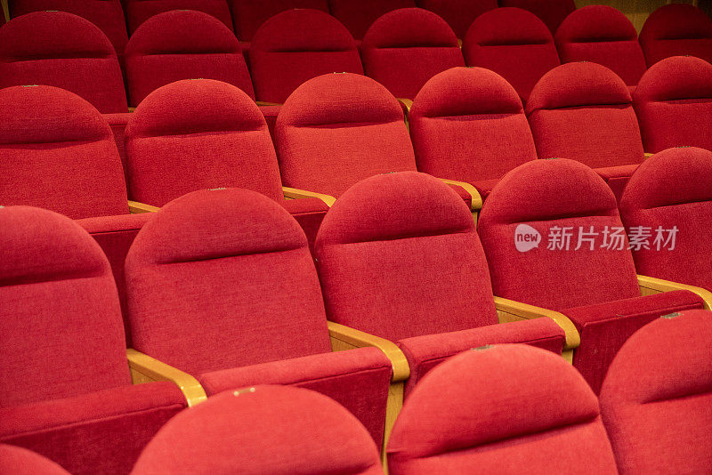 电影院红色的空座位