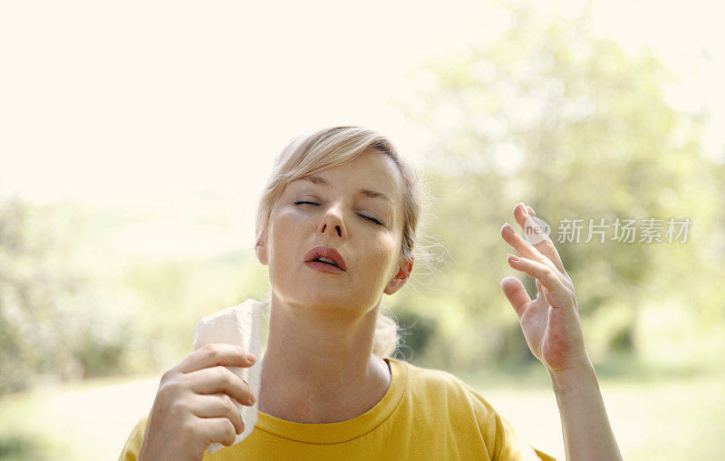 在极端炎热的天气里有呼吸问题的女人