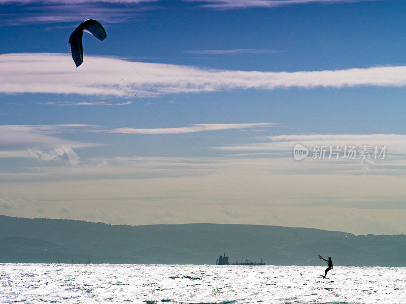 风筝冲浪手乘风破浪。Kiteboarding运动。