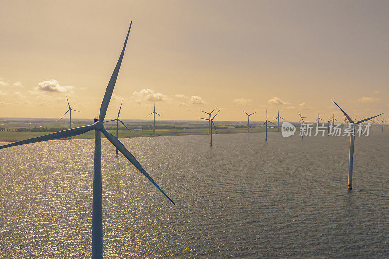 春天从上方俯瞰海上风力发电厂的风力涡轮机